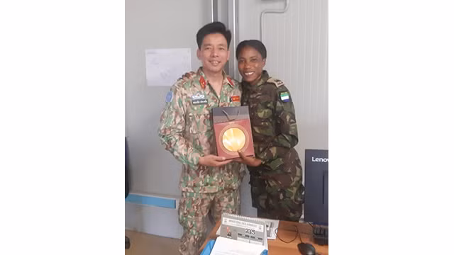 Le major Nguyên Van Hiên lors d’une activité d’échange et de remise de cadeaux à l'occasion de la Journée internationale de la femme (le 8 mars) au groupe tactique de Bambari. Photo : baoquocte.vn