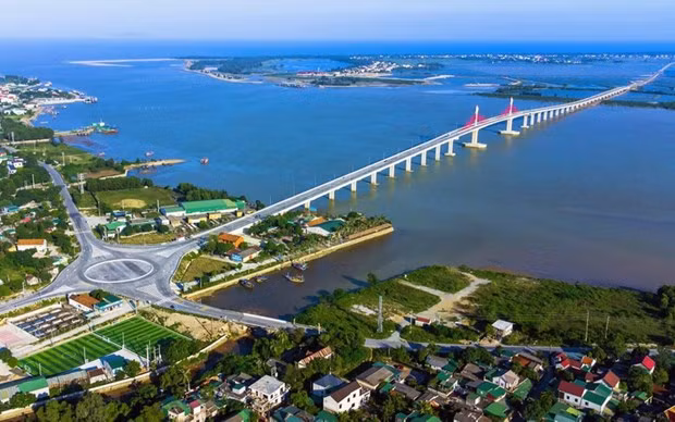 Le pont Cua Hôi enjambant la rivière Lam, à Nghê An. Photo : nhandan.vn