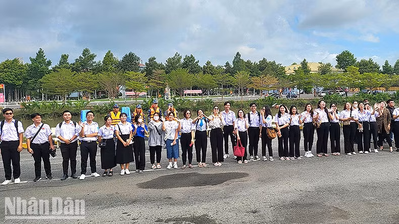 Des étudiants de Hô Chi Minh-Ville viennent souhaiter bon voyage à la délégation au port de Cat Lai. Photo : NDEL.