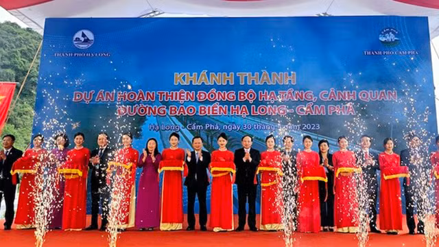Les délégués coupent la bande d'inauguration de la route côtière Ha Long - Câm Pha. Photo : NDEL.