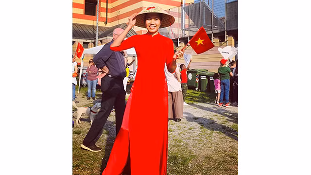 My Duyên en "áo dài" lors du Festival des ethnies à Borgomanero 2023 à Milan en Italie. Photo : thoidai.com.vn