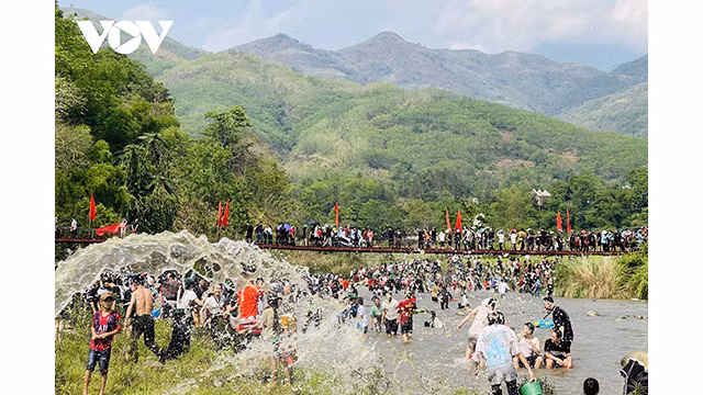 Les touristes et les habitants se mêlent au festival de Then Kin Pang des Thái blancs à Lai Châu. Photo : VOV.