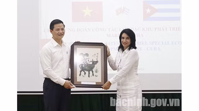 Le vice-président permanent du Comité populaire provincial, Vuong Quôc Tuân, présente une peinture populaire de Dông Hô à Mme Yanet Vazquez Valdes. Photo : bacninh.gov.vn