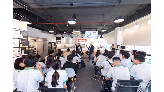 Guillaume Gomez a eu un échange avec des élèves français de terminale du Lycée Marie Curie à Hô Chi Minh-Ville. Photo : baodautu.vn