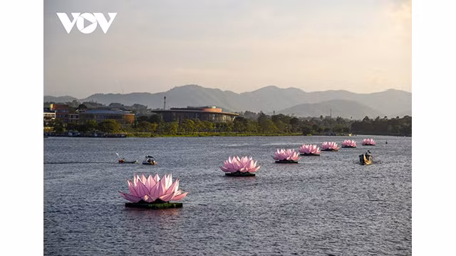 Sur la Rivière des Parfums, l'image de 7 fleurs de lotus brillantes apparaît pour accueillir les 7 pas purs du Bouddha au moment de sa naissance. Photo : VOV.