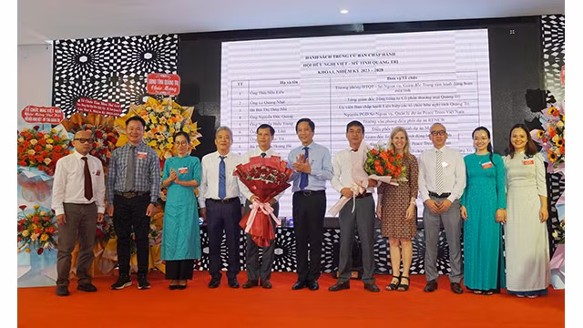 Hoàng Nam (6e, de gauche à droite), vice-président du Comité populaire provincial de Quang Tri et l'ambassadrice adjointe américaine au Vietnam, Mellissa Bishop (8e, de gauche à droite) offrent des fleurs pour féliciter le conseil exécutif de l'Association d'Amitié Vietnam - États-Unis de la province de Quang Tri pour le mandat 2023 - 2028. Photo : quang tri.vn
