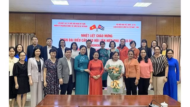 L'ambassadrice Nguyên Phuong Nga, présidente de VUFO, Mme Teresa María Amarelle Boué, membre du Bureau Politique, secrétaire générale de l'Union des Femmes cubaines et les délégués lors de la rencontre. Photo : thoidai.com.vn