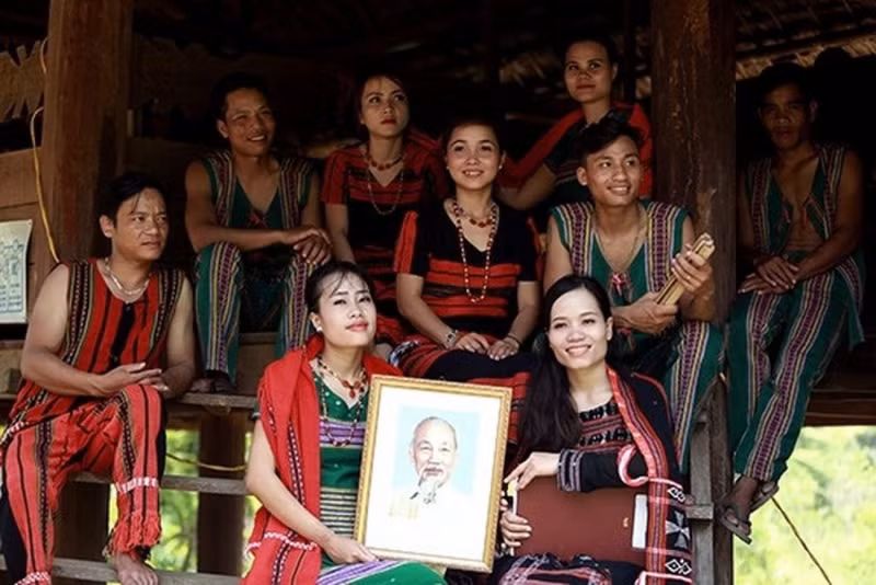Les gens issus des ethnies du Tây Nguyên à la mémoire de l’Oncle Hô.
