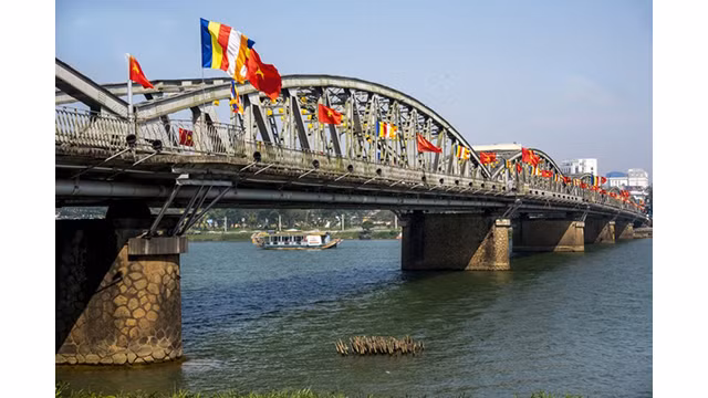 Le pont Truong Tiên est décoré de drapeaux de la Patrie et de drapeaux bouddhistes. Photo : VOV.