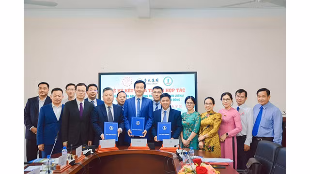 Signature de l'accord de coopération stratégique signé par l'Université de Dông Thap, le Groupe Lu Thai et l'Académie des sciences et technologies du Shandong de Chine. Photo : Consulat général de la Chine à Hô Chi Minh-Ville.