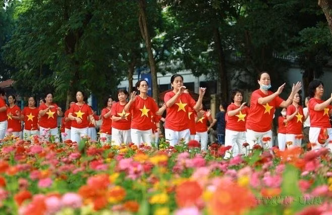 Selon le Rapport sur le développement humain 2025, avec un IDH de 0,766 en 2023, le Vietnam se classe 93e sur 193 pays et territoires. Photo : VNA.
