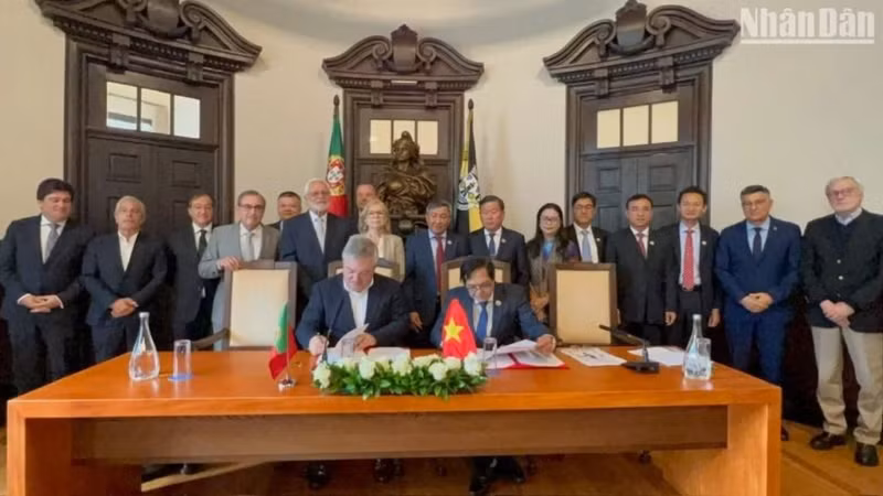 Lors de la cérémonie de signature du protocole d'accord de coopération entre la province de Dong Nai et la ville de Vila Nova de Gaia. Photo : NDEL 