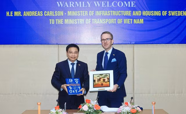 Le ministre vietnamien du Transport et des Communications, Nguyen Van Thang (à gauche), et le ministre suédois de l'Infrastructure et du Logement, Andreas Carlson. Photo: VGP