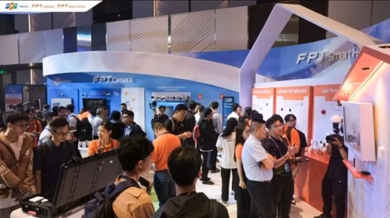 Au kiosque FPT lors d'une exposition technologique à Ho Chi Minh-Ville. Photo : VNA.