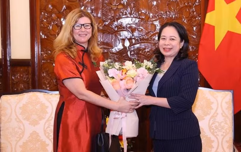 La vice-présidente Vo Thi Anh Xuan (droite) et Silvia Danailov, représentante du Fonds des Nations Unies pour l'enfance (UNICEF) au Vietnam. Photo : VNA.
