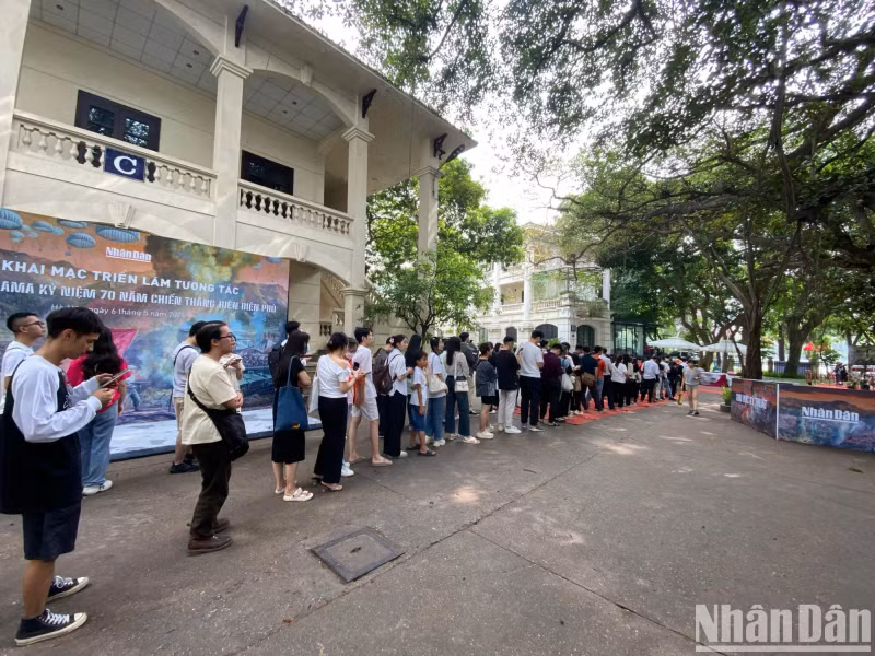 Les lecteurs ont fait la queue pour obtenir leur supplément "Tableau panoramique de la campagne de Diên Biên Phu". Photo : nhandan.vn