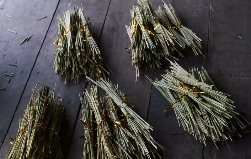 Les tiges de riz sont utilisées pour créer différentes parties comme les cornes de buffle, la tête, la crinière du cheval, les jambes et la queue.... Photo : toquoc.vn