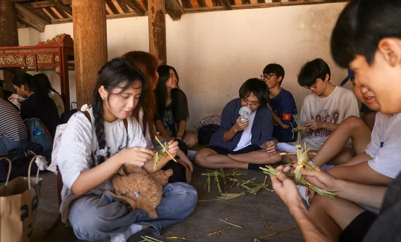 Les tiges de riz sont utilisées pour créer différentes parties telles que les cornes de buffle, la tête, la crinière du cheval... Photo : toquoc.vn