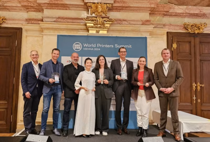 La journaliste Thi Uyên du journal Nhân Dân (en tunique traditionnelle vietnamienne blanche), représentant le groupe de projet " Tableau panoramique de la campagne de Diên Biên Phu, reçoit le prix de l'Association mondiale des journaux à Vienne en Autriche le 8 octobre. Photo : nhandan.vn