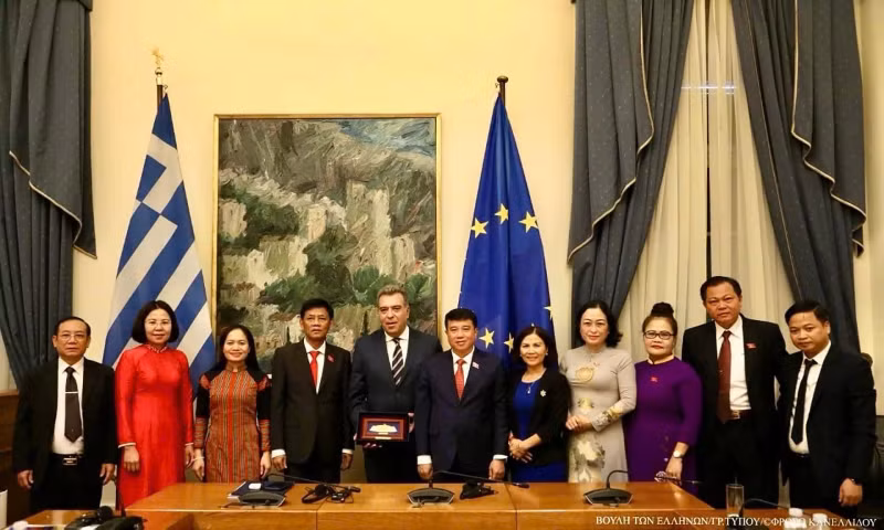 La délégation vietnamienne et Emmanouil Konsolas, président de la Commission des affaires régionales de la Grèce. Photo: baoquocte.vn