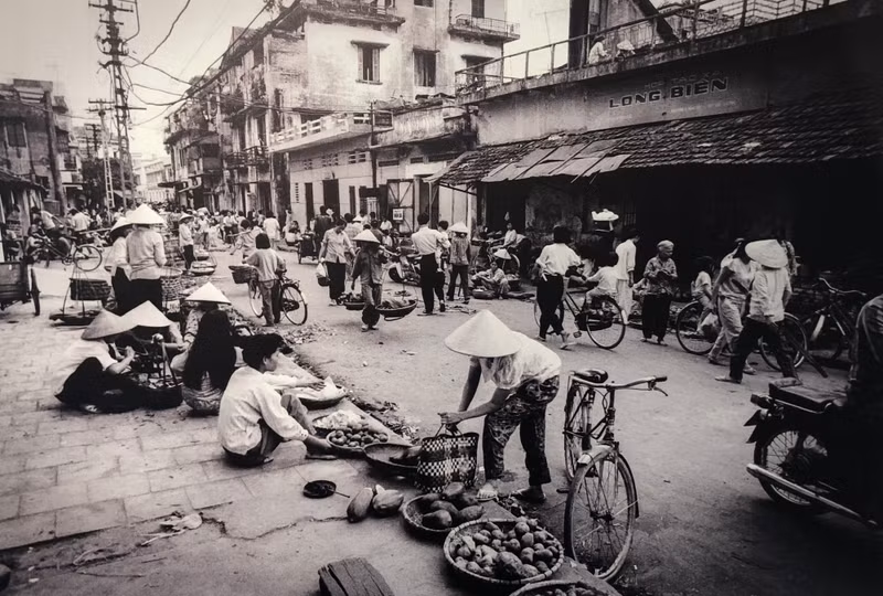 Les vendeurs ambulants dans la zone du marché de Dông Xuân en 1992. Photo : Andy Soloman.