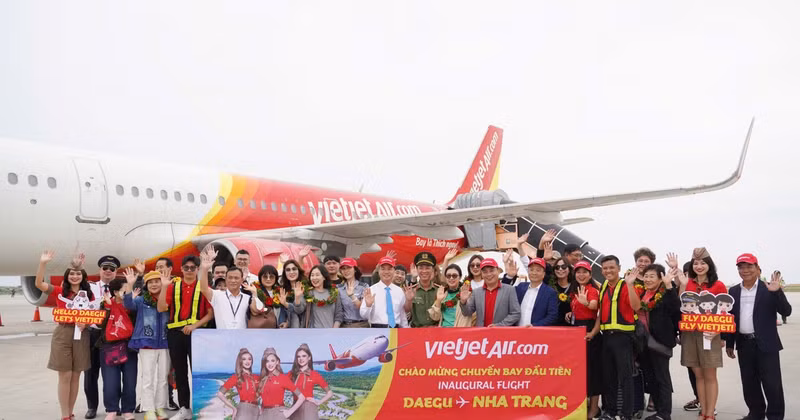 Des représentants du Département provincial du tourisme, de l'aéroport international de Cam Ranh et de Vietjet accueillent des touristes de Daegu à Cam Ranh. Photo : baokhanhhoa.vn