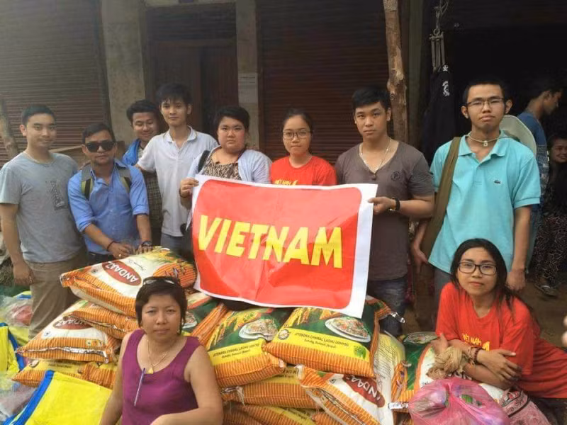 Mme Vo Thi Kim Cuong a organisé de nombreux groupes caritatifs en 2015 après le terrible tremblement de terre. Photo fournie par Vo Thi Cuong
