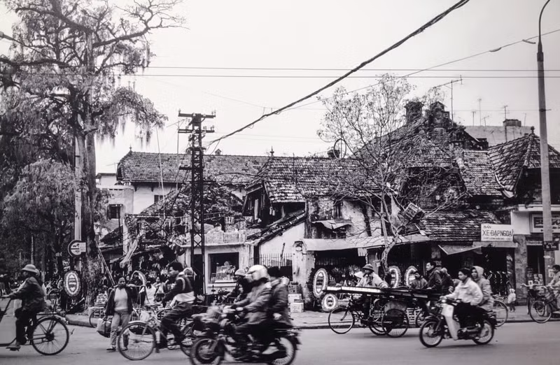La circulation sur la rue Bà Triêu en 1993. Photo : Andy Soloman.