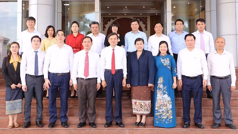 Une délégation du magazine Alunmay conduite par Vilavone Phanthavong, cheffe adjointe de la Commission pour la propagande et la formation du Comité central du PRPL, effectue une visite de travail à Ninh Binh. Photo: NDEL