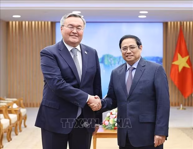 Le Premier ministre vietnamien, Pham Minh Chinh (à droite) et le Vice-Premier ministre et ministre Mukhtar Tileuberdi, à Hanoi, en août 2022. Photo : VNA. 