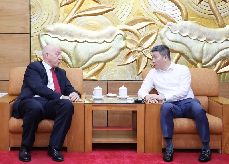 Phan Anh Son (à droite), vice-président et secrétaire général de l’Union des organisations d’amitié du Vietnam et Mark Kent, ancien ambassadeur britannique au Vietnam, et président de l’Association de Scotch Whisky et du VUKN. Photo: vufo.org.vn