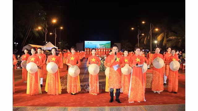 Le spectacle des áo dài (tunique traditionnelle vietnamienne) dans la ville de Nha Trang. Photo : VNA.