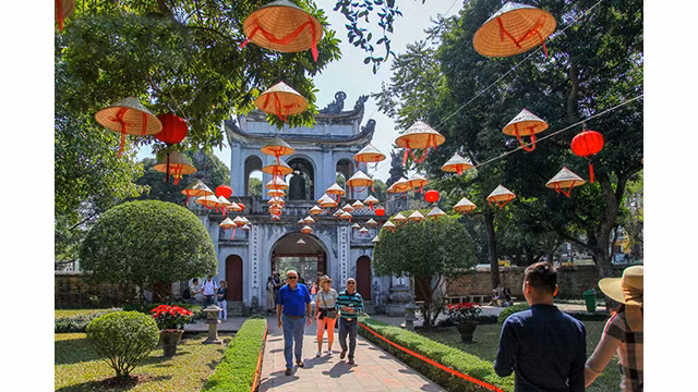 Les visiteurs au Temple de la Littérature à Hanoi. Photo : VOV.