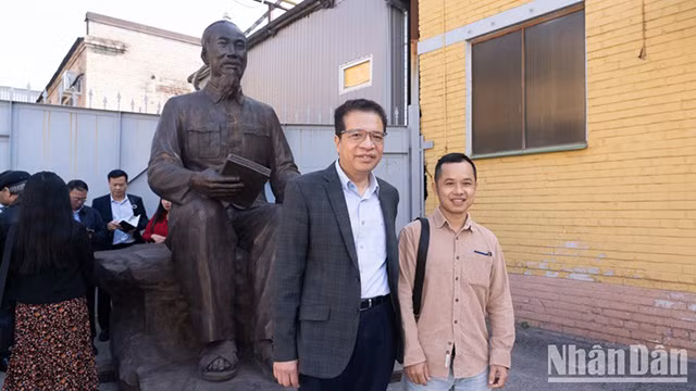 Le sculpteur et auteur de la statue du Président Hô Chi Minh à Saint-Pétersbourg, Nguyên Van Vo (à droite), et l'ambassadeur du Vietnam en Russie, Dang Minh Khôi (à gauche). Photo : NDEL. Le sculpteur et auteur de la statue du Président Hô Chi Minh à Saint-Pétersbourg, Nguyên Van Vo (à droite), et l'ambassadeur du Vietnam en Russie, Dang Minh Khôi (à gauche). Photo : NDEL.