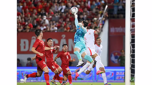 Les joueurs vietnamiens (maillot rouge) lors du match contre Hong Kong (Chine). Photo : VFF. 