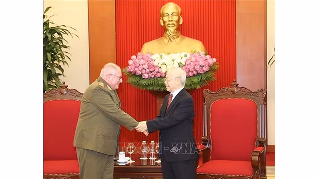 Le Secrétaire général du Parti communiste du Vietnam, Nguyên Phu Trong (à droite) et le général de corps d'armée Álvaro López Miera, membre du Bureau Politique du Parti communiste cubain, ministre des Forces armées révolutionnaires. Photo : VNA.