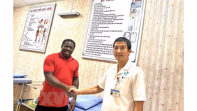 CD. Washington et le docteur Lê Anh Dung, responsable de la faculté de la médecine traditionnel. Photo: VNA
