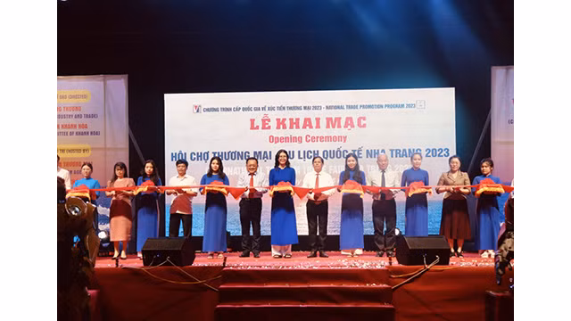 Les délégués coupent le ruban d'inauguration de la foire internationale du commerce et du tourisme de Nha Trang 2023. Photo : conthuong.com.vn 