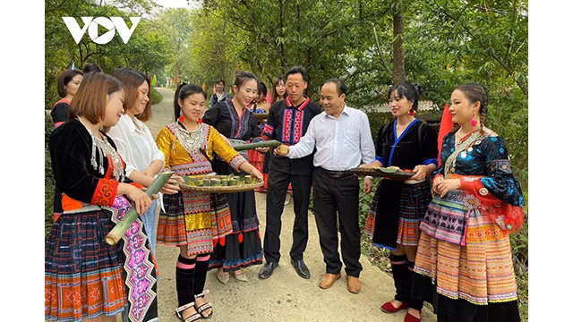 Les jeunes du village Sin Suôi Hô présentent des produits culturels aux touristes. Photo : VOV.