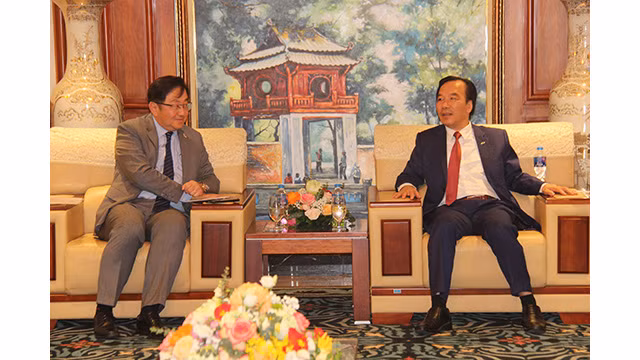 L'ambassadeur de Malaisie au Vietnam Dato' Tan Yang Thai (à gauche) et Ngô Sach Thuc, président de l'Association d'Amitié Vietnam - Malaisie (à droite). Photo : Thoidai.com.vn