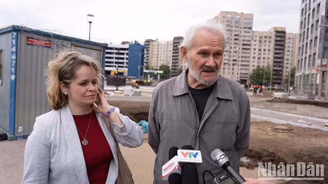 L'architecte Anatoly Chernov et sa fille, qui est aussi sa collègue. Photo : NDEL. L'architecte Anatoly Chernov et sa fille, qui est aussi sa collègue. Photo : NDEL.