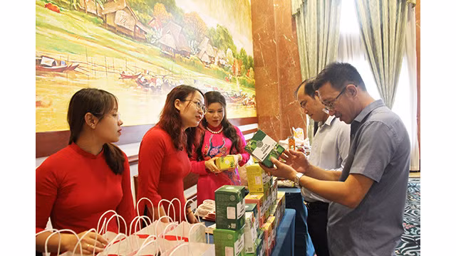 Des visiteurs au stands présentant des produits d'essence soluble de VGM lors de l'événement. Photo : Thoidai.com.vn Des visiteurs au stands présentant des produits d'essence soluble de VGM lors de l'événement. Photo : Thoidai.com.vn