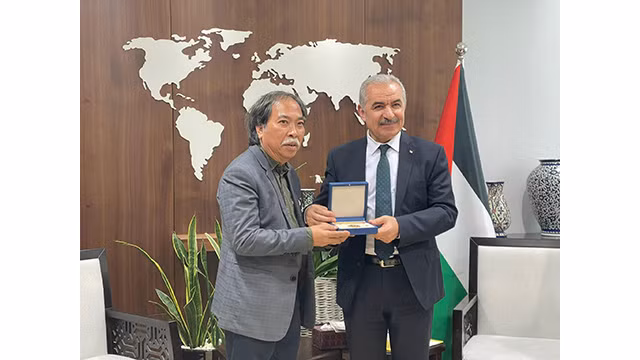 Le poète Nguyên Quang Thiêu (à gauche) reçoit l’Ordre de la culture, des sciences et des arts de 1ère classe de l’État de la Palestine. Photo: Le poète Nguyên Quang Thiêu