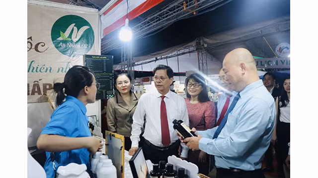 Les délégués visitent le stand des produits d'herbes de Khanh Hoa. Photo : congthuong.com.vn