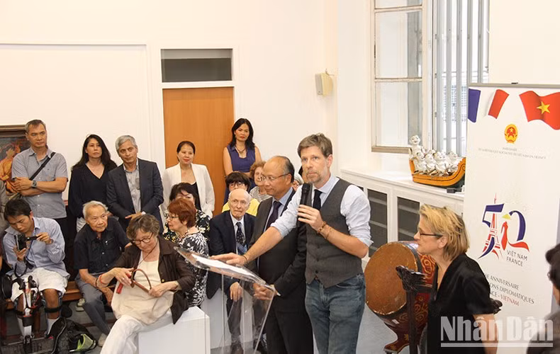Le directeur chargé de la recherche et de l’enseignement du Musée du Quai Branly - Jacques Chirac à Paris, Philippe Charlier, apprécie la création unique et diversifiée des beaux-arts contemporains du Vietnam. Photo : NDEL.