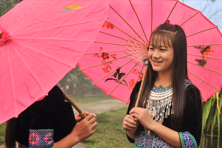 Des femmes H'Mông de Lai Châu en costumes traditionnels. Photo : baodantoc.vn