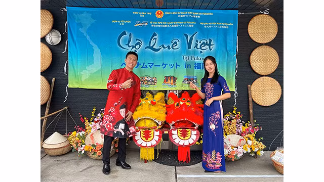 Le président de l'Association des Vietnamiens à Fukuoka, Nguyên Duy Anh, (à gauche) lors de l'événement. Photo: baoquocte.vn 