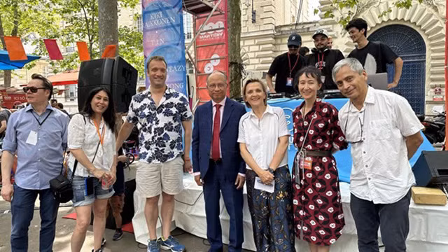 L'ambassade du Vietnam en France, Dinh Toàn Thang et la maire de l’arrondissement 5, Florence Berthout lors de l'événement. Photo : VNA.