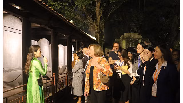 Une délégation franco- vietnamienne visite le Temple de la Littérature-Quôc Tu Giam. Photo : hanoi.gov.vn