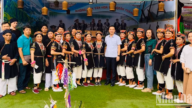 Les touristes au village de l'ehtnie Dao dans le district de Yên Binh (province de Yên Bai). Photo : NDEL.